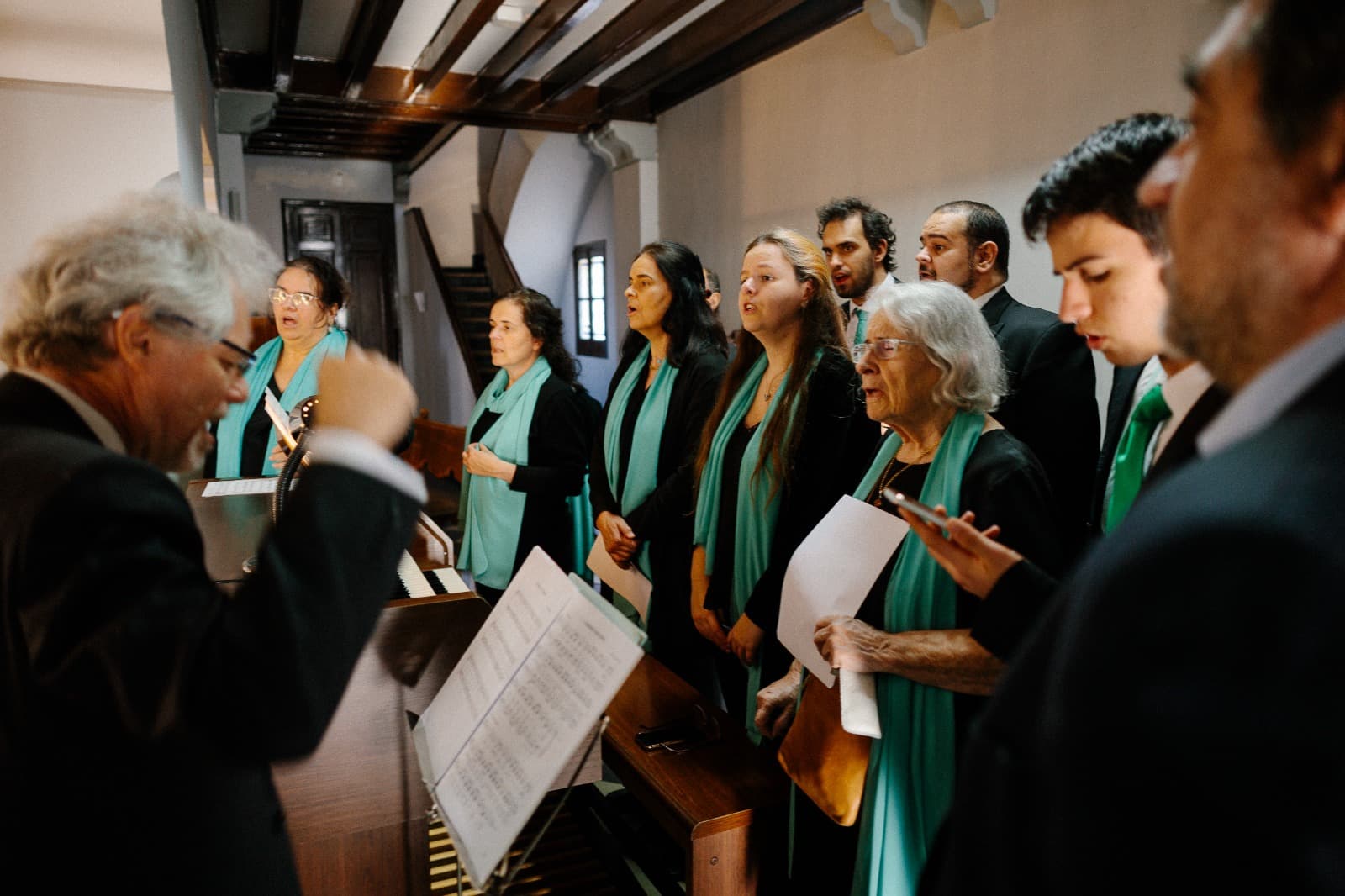 El coro cantando dirigido por Ignacio Yepes junto al órgano