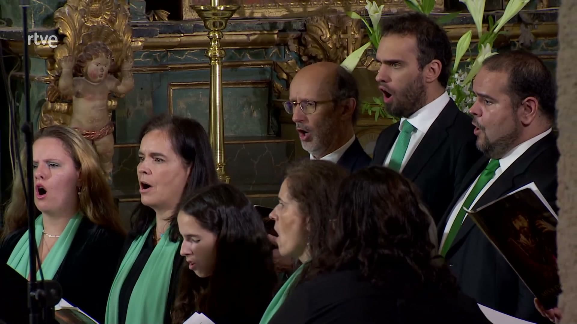 El coro, cantando con las estolas menta durante la misa emitida por RTVE